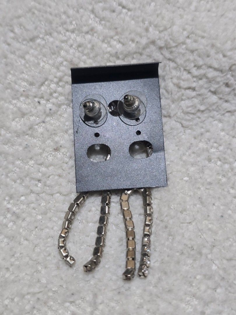 Vintage diamond dangling earrings (Category: Earrings) located in Ligao. Submitted by veetrinkets (Listing ID 1462169782, Image 3). Description: stud earrings diamond drop earrings.