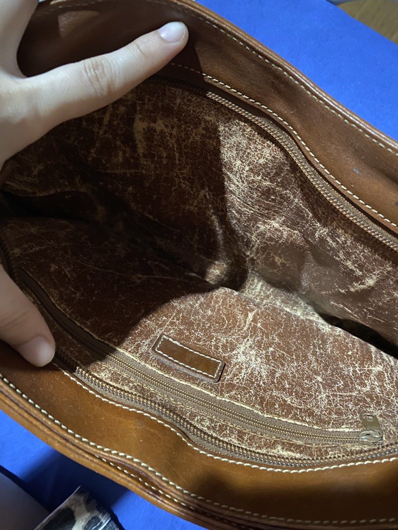 vintage hard leather brown shoulder bag (Category: Shoulder Bags) located in Manila. Submitted by dearjahrnal (Listing ID 1462114173, Image 3). Description: .