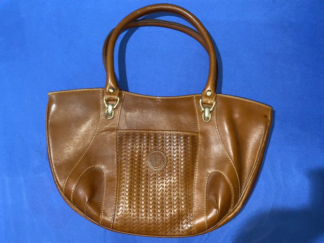 vintage hard leather brown shoulder bag (Category: Shoulder Bags) located in Manila. Submitted by dearjahrnal (Listing ID 1462114173, Image 1). Description: .