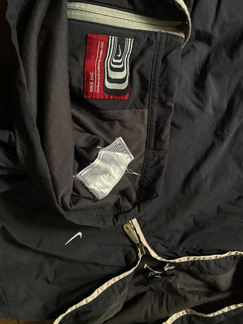 Vintage Nike Windbreaker 💥 (Category: Coats, Jackets and Outerwear) located in Batangas. Submitted by adoboqt (Listing ID 1462182449, Image 2). Description: .