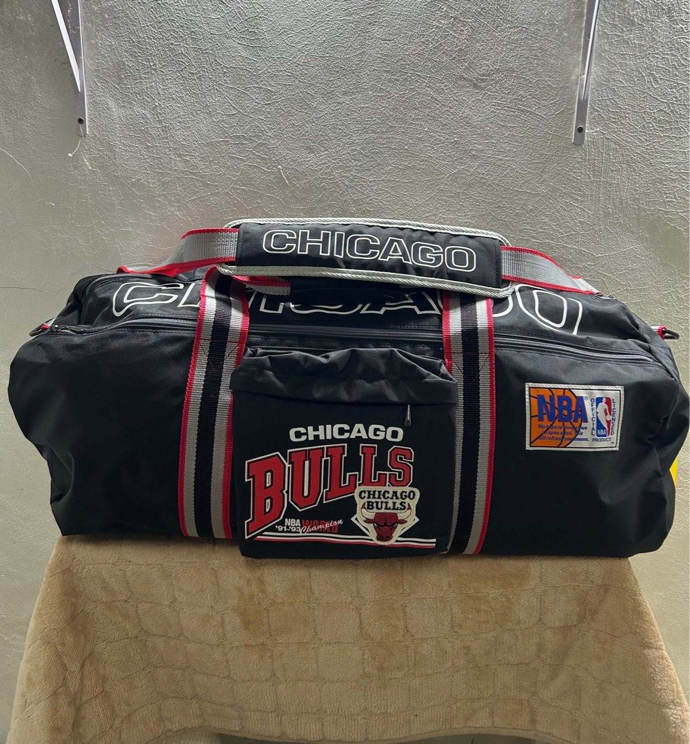 Vintahe 90’s chicago duffle bag (Category: Sling Bags) located in Manila. Submitted by aries.15 (Listing ID 1462058499, Image 1). Description: Vintage 90’s Chicago bulls duffle bag no issue brandnew with hangtag 👀😈 78 liters 🥶 .