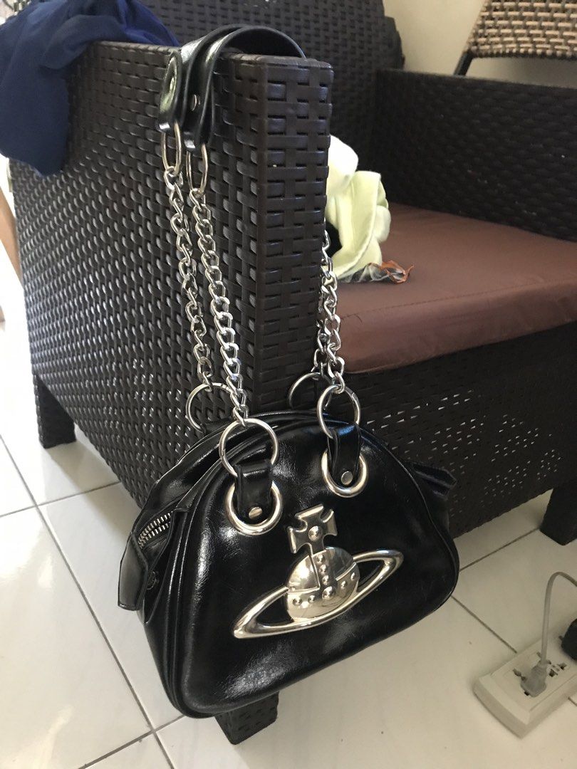 Vivienne westwood (Category: Purses & Pouches) located in Balete No 2. Submitted by troyesybang (Listing ID 1462073650, Image 1). Description: Like use only No tags no labels NGA Lp Item is good no damage usable .