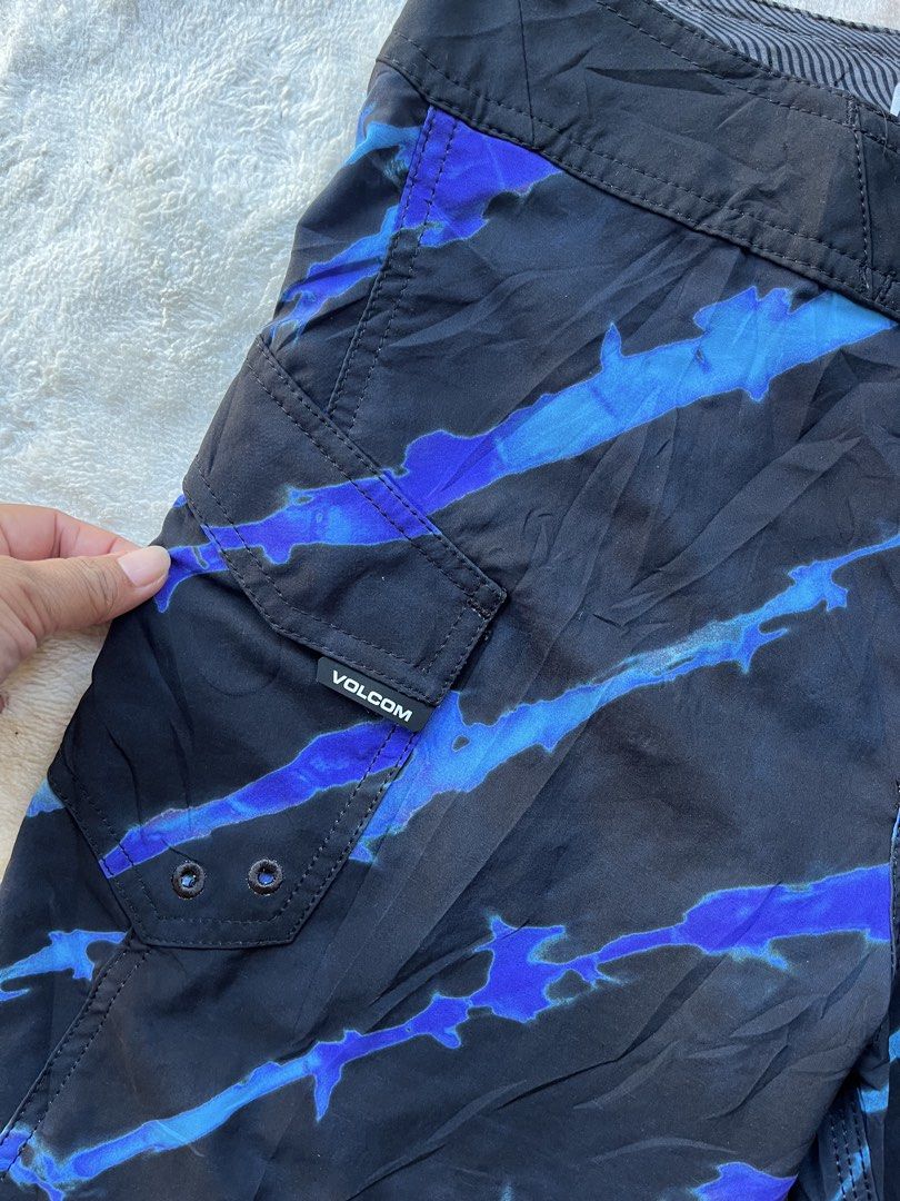 Volcom board short (Category: Swim Trunks & Board Shorts) located in Baler. Submitted by shneyy (Listing ID 1462167541, Image 2). Description: Size:27.