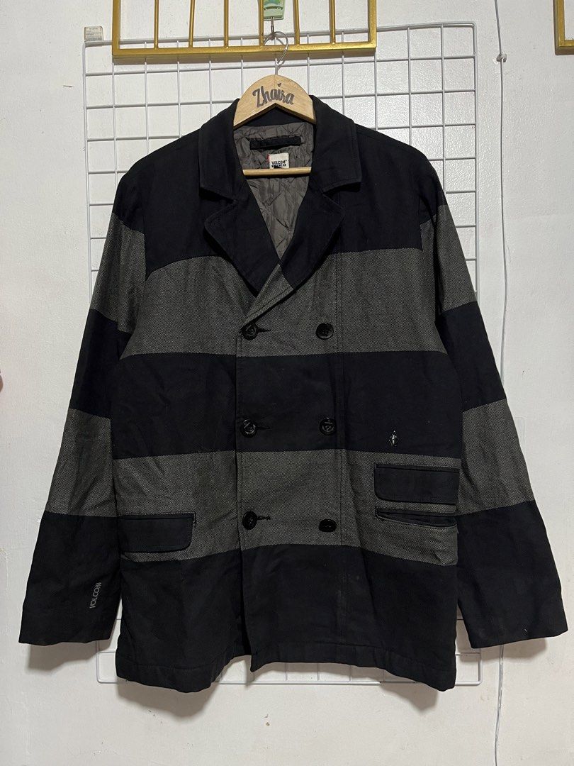 Volcom Double Breasted Coat Striped Jacket (Category: Coats, Jackets and Outerwear) located in Pagsanjan. Submitted by zhairaaaaa (Listing ID 1462141600, Image 3). Description: VOLCOM WORK WEAR DOUBLE-BREASTED COAT JACKET 🖤🩶 🔥 SALE! 899 PESOS ONLY! 🔥 Verygood condition 💯 ✨ Bold black & grey horizontal stripes ✨ Classic double-breasted design ✨ Quilted Lining ✨ Stylish structured silhouette ✨ Perfect statement piece for cold-weather OOTD 🏷️ 