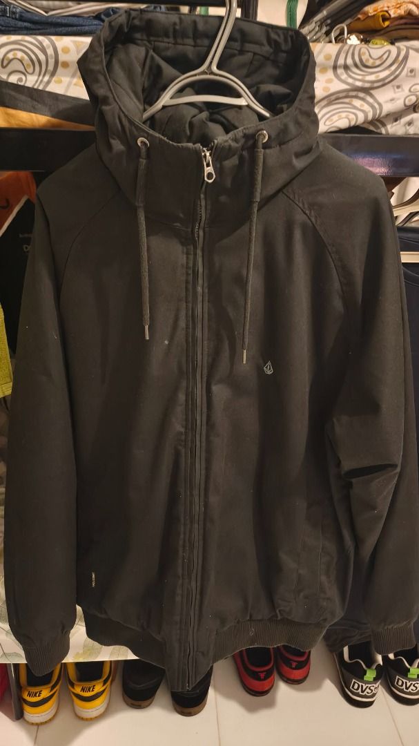 VOLCOM HERNAN 10K JACKET Rainproof Large - CLOSET CLEARANCE! 🔥 (Category: Coats, Jackets and Outerwear) located in Daraga. Submitted by kayvanmirabelph (Listing ID 1462157025, Image 2). Description: Clearing out my closet, so letting this go for only ₱3,500 + SF! 📍 Size: Large (L) 📍 Pre-owned - Great Condition 📍 10K water-resistant shell 📍 Insulated for added warmth 📍 Multiple pockets for your essentials 📍 Clean, stylish & premium Volcom q
