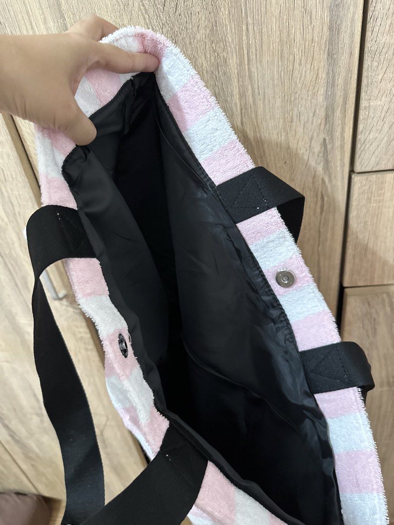 VS tote bag (Category: Tote Bags) located in Marikina City. Submitted by lad_23 (Listing ID 1462109936, Image 3). Description: From USA. Brand new with tag..