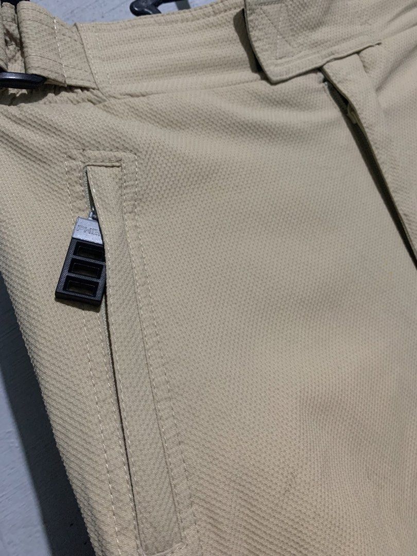 Waterproof pants (Category: Coats, Jackets and Outerwear) located in Valenzuela. Submitted by jenfer2 (Listing ID 1462085434, Image 2). Description: Waterproof pants. Gnda nitooo! Babagsak lang tlaga yung tubig. Size: 30-34 Length: 38 Leg hole: 9-10 399💰 Bignay Valenzuela loc.