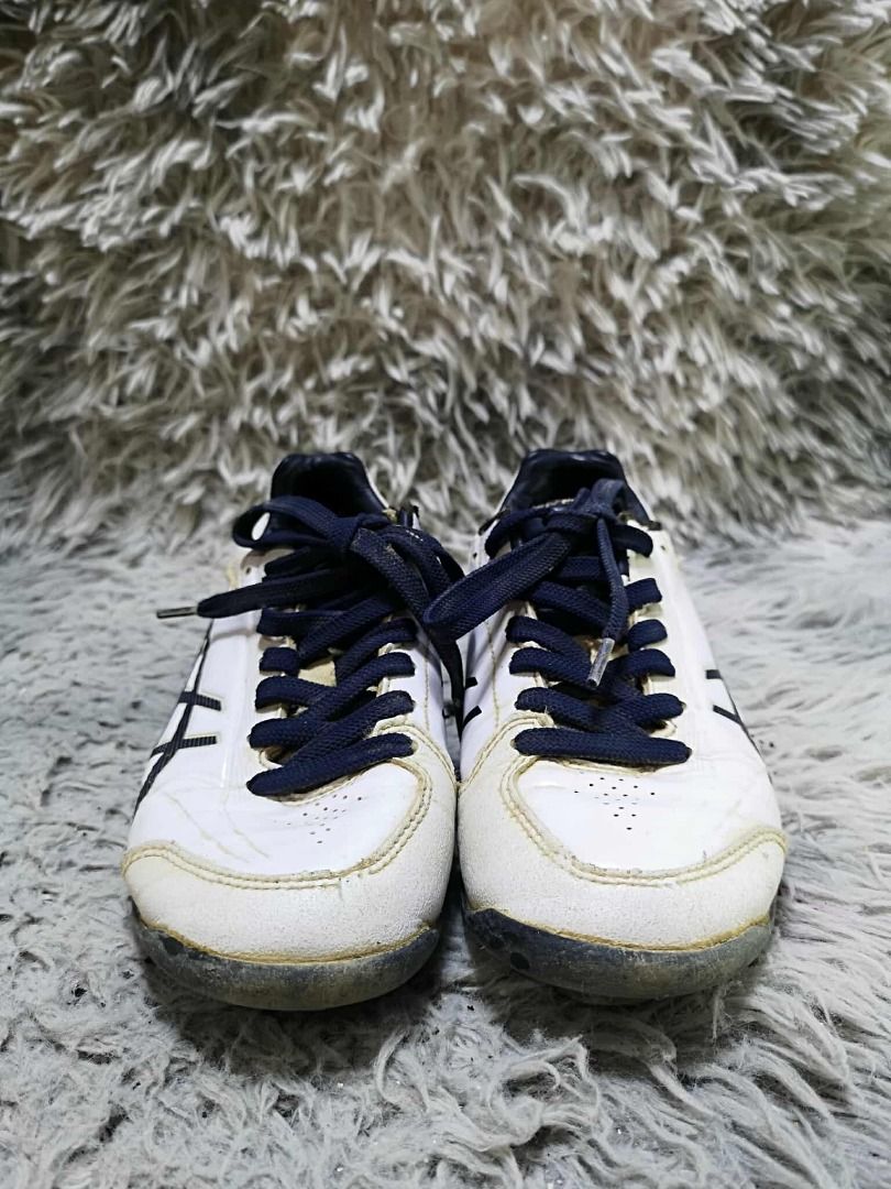 White Athletic Sneaker With Black Side Stripes (Category: Sneakers) located in Santa Cruz. Submitted by jmy_surplus.2 (Listing ID 1462091403, Image 2). Description: Size ; 21.5 cm Color ; White Type ; Sneaker Brand ; No brand Material ; Leather , Rubber Style ; White Leather Sneaker LR 159 JMY 4 Batch #220.