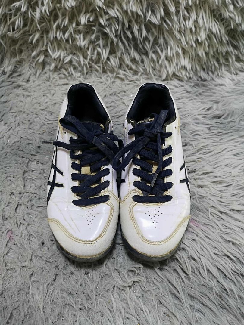 White Athletic Sneaker With Black Side Stripes (Category: Sneakers) located in Santa Cruz. Submitted by jmy_surplus.2 (Listing ID 1462091403, Image 1). Description: Size ; 21.5 cm Color ; White Type ; Sneaker Brand ; No brand Material ; Leather , Rubber Style ; White Leather Sneaker LR 159 JMY 4 Batch #220.
