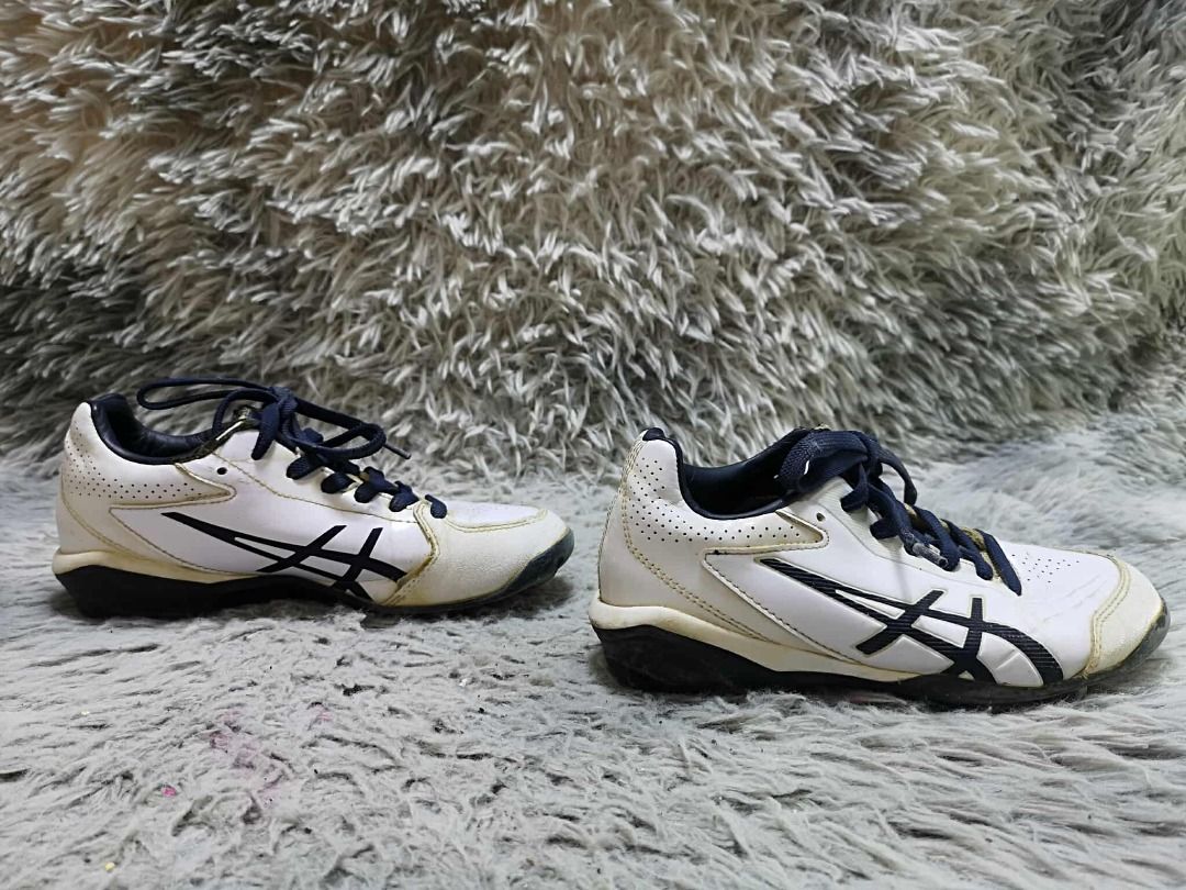 White Athletic Sneaker With Black Side Stripes (Category: Sneakers) located in Santa Cruz. Submitted by jmy_surplus.2 (Listing ID 1462091403, Image 3). Description: Size ; 21.5 cm Color ; White Type ; Sneaker Brand ; No brand Material ; Leather , Rubber Style ; White Leather Sneaker LR 159 JMY 4 Batch #220.