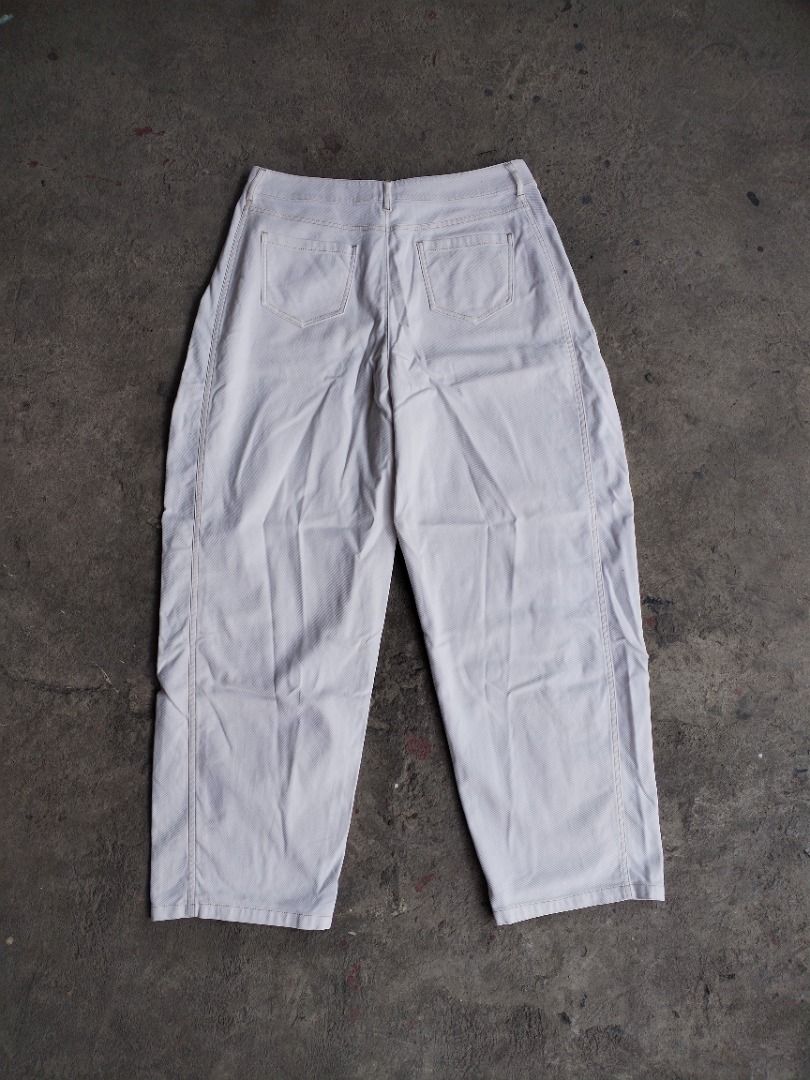 White Baggy Jeans (Category: Other Bottoms) located in Cavite. Submitted by benta.ni.jm (Listing ID 1462047382, Image 2). Description: Waist: 32" Length: 40" Thigh: 13" Hem: 10" Condition: 10/10 Color Rate: 10/10 Issue: 📩📩📩.