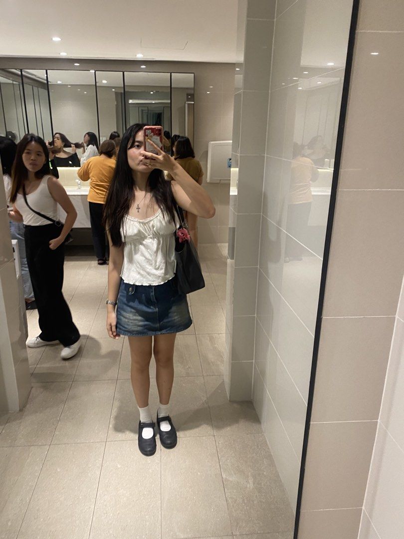 white coquette top (Category: Sleeveless) located in Quezon City. Submitted by kastiel00 (Listing ID 1462201308, Image 2). Description: slightly peplum? small to medium stretchable and adjustable straps.