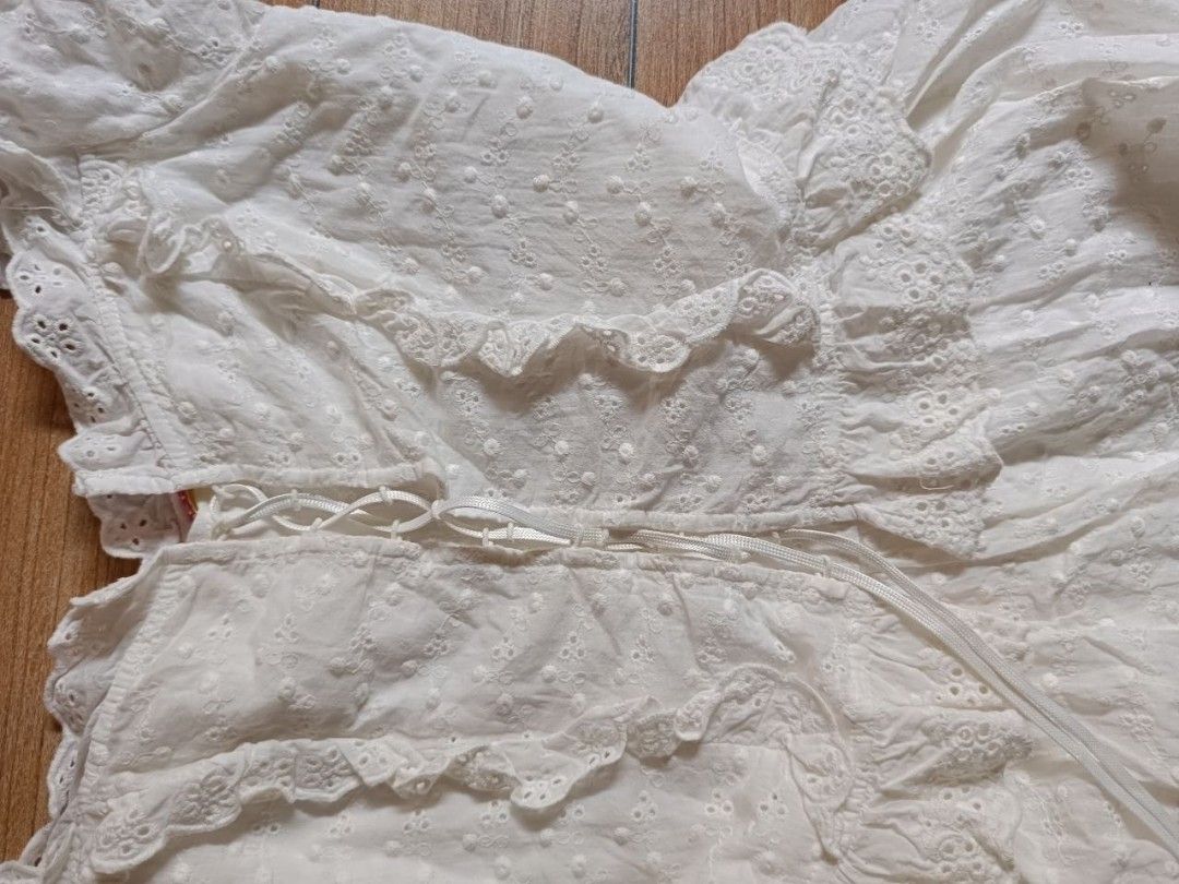 White dress (Category: Dresses) located in Manila. Submitted by yraeclub (Listing ID 1462126361, Image 3). Description: may patali-tali sa harap ♡ size: S-M.
