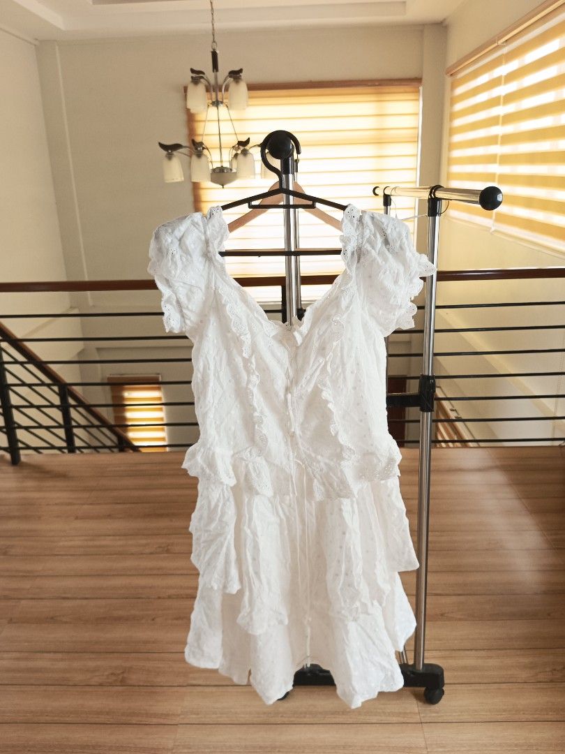 White dress (Category: Dresses) located in Manila. Submitted by yraeclub (Listing ID 1462126361, Image 2). Description: may patali-tali sa harap ♡ size: S-M.