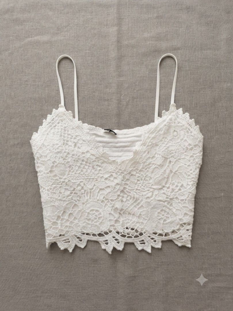 White floral (Category: Sleeveless) located in Manila. Submitted by yraeclub (Listing ID 1462067225, Image 1). Description: ♡ size: L-SL.