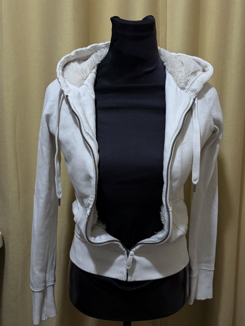 White Fur Sweater (Category: Coats, Jackets and Outerwear) located in Baguio. Submitted by fionabanana (Listing ID 1462115006, Image 1). Description: .