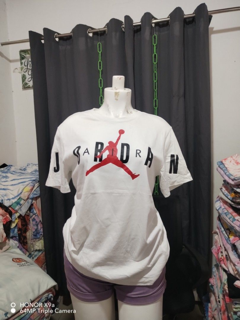 White Jordan T-shirt (Category: Tshirts & Polo Shirts ) located in Dasmarinas. Submitted by rosenavaja14657 (Listing ID 1462141048, Image 1). Description: - Iconic white Jordan t-shirt - Features Jordan logo and lettering - Short sleeves - Comfortable fit - Ideal for casual wear - Great for Jordan fans - Versatile: pair with shorts or jeans.