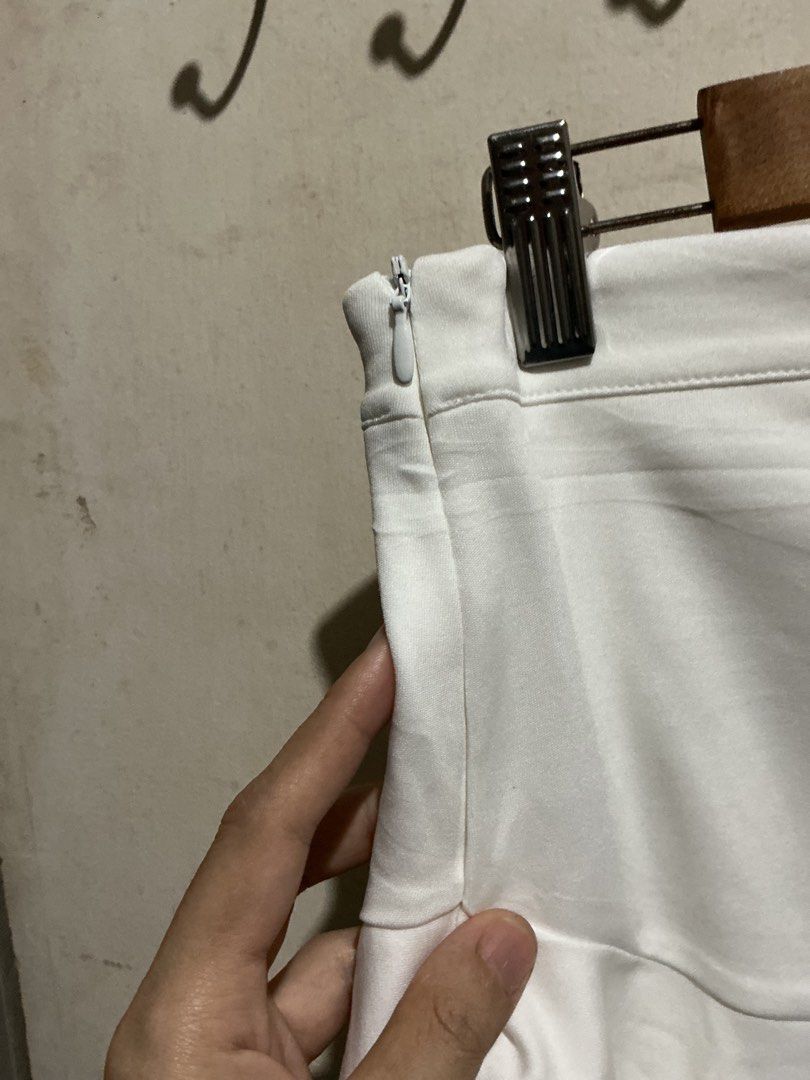 WHITE SKORT (Category: Other Bottoms) located in Dagupan City. Submitted by trendies_collection (Listing ID 1462075873, Image 2). Description: Brand new with pouch Small on tag, 26-27 inches waistline Zipper sa side No issue.