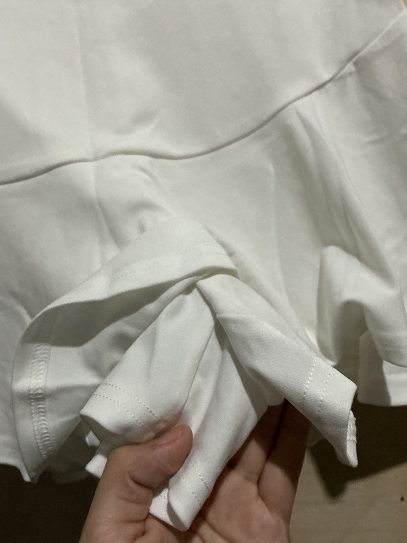 WHITE SKORT (Category: Other Bottoms) located in Dagupan City. Submitted by trendies_collection (Listing ID 1462075873, Image 3). Description: Brand new with pouch Small on tag, 26-27 inches waistline Zipper sa side No issue.
