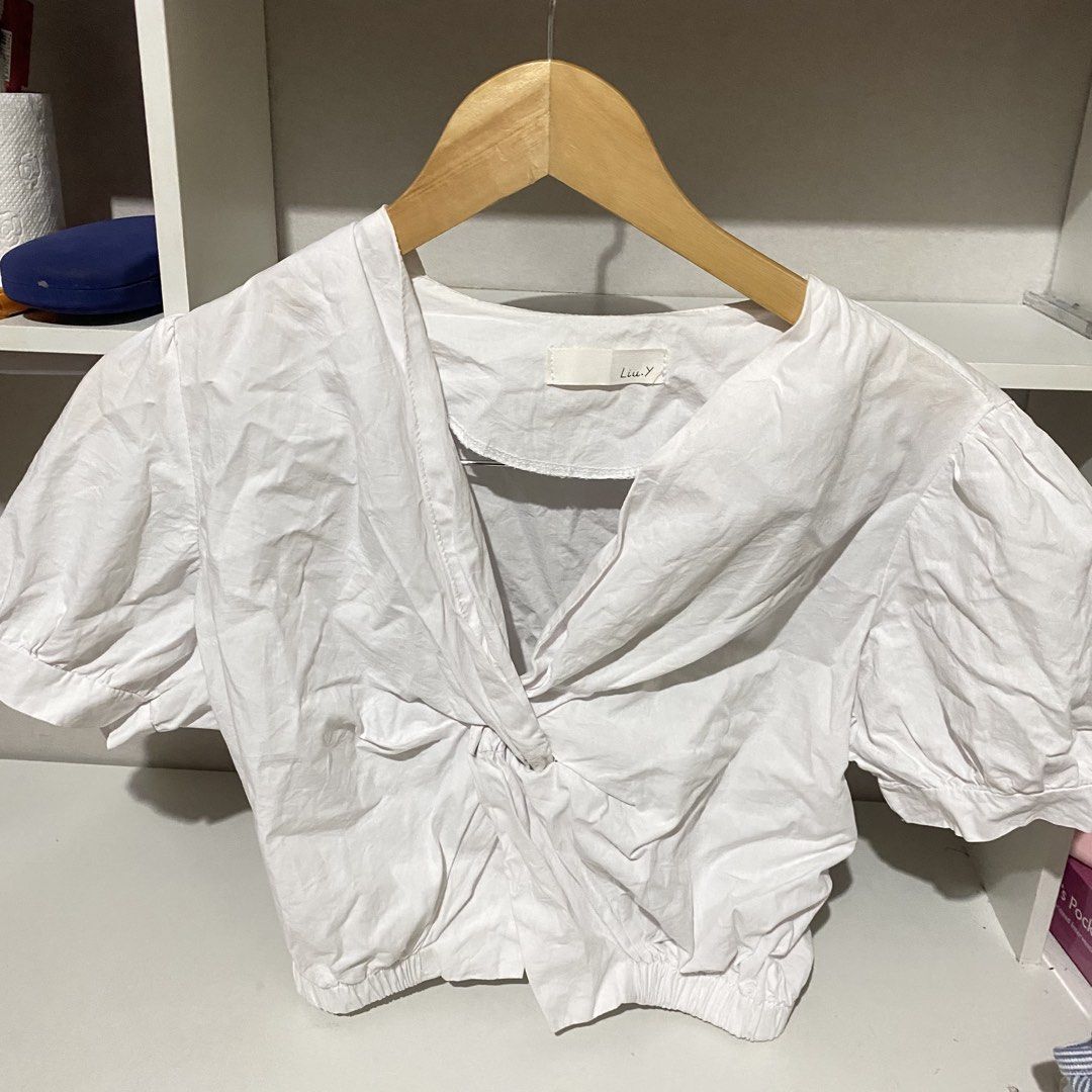 White Twist Front Cropped Puff Sleeve Top (Category: Blouses) located in Iloilo. Submitted by luckyeagle_1c5618 (Listing ID 1462150216, Image 1). Description: - Trendy white cropped top - Unique twist detail at the front - Stylish puff sleeves for added volume - Comfortable elasticated hem - Estimated size: Small to Medium (S/M) - Versatile for casual outings or dressing up.