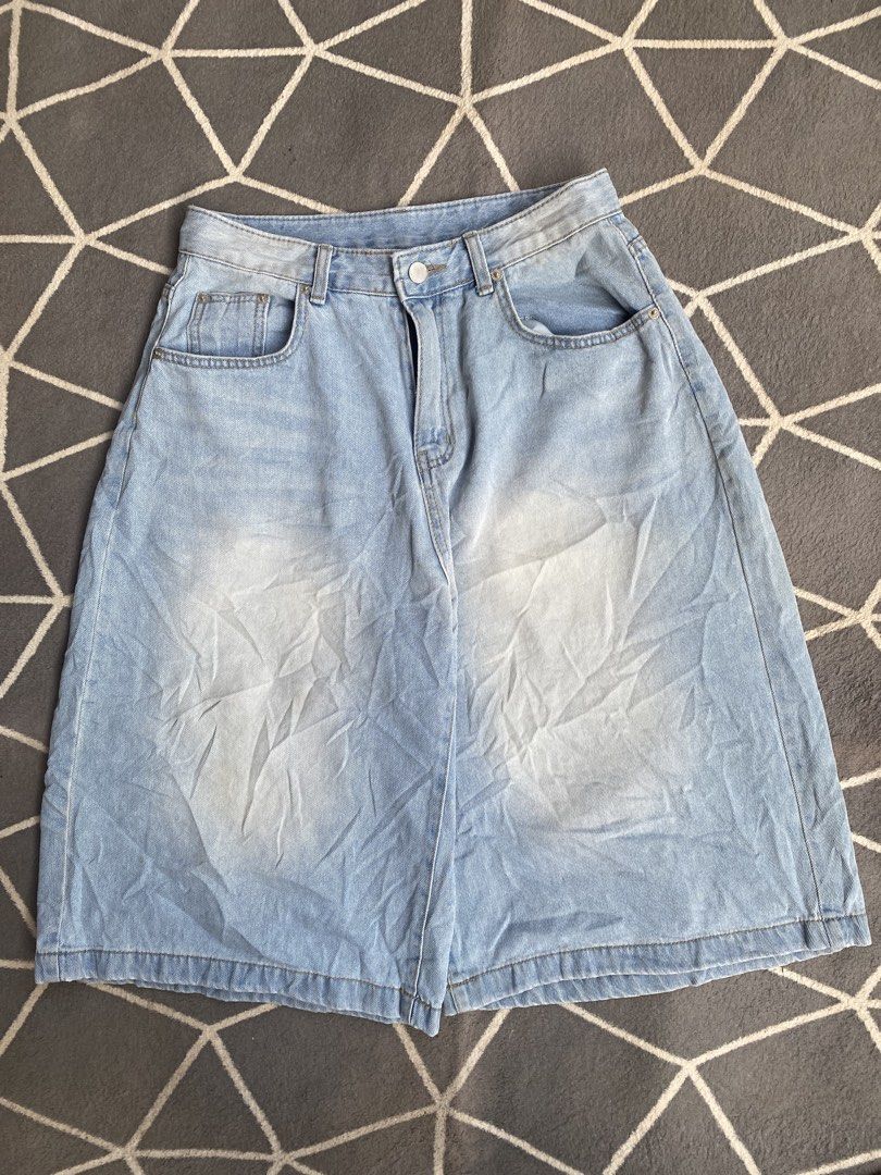 Wide Leg Denim Pants - Light Wash (Category: Jeans) located in Manila. Submitted by thriftfindnicarl (Listing ID 1462047584, Image 2). Description: - Light wash wide leg denim pants - Super comfy with a relaxed fit - Classic five-pocket styling - Button and zip fly - Easy to pair with any top for casual, everyday wear.