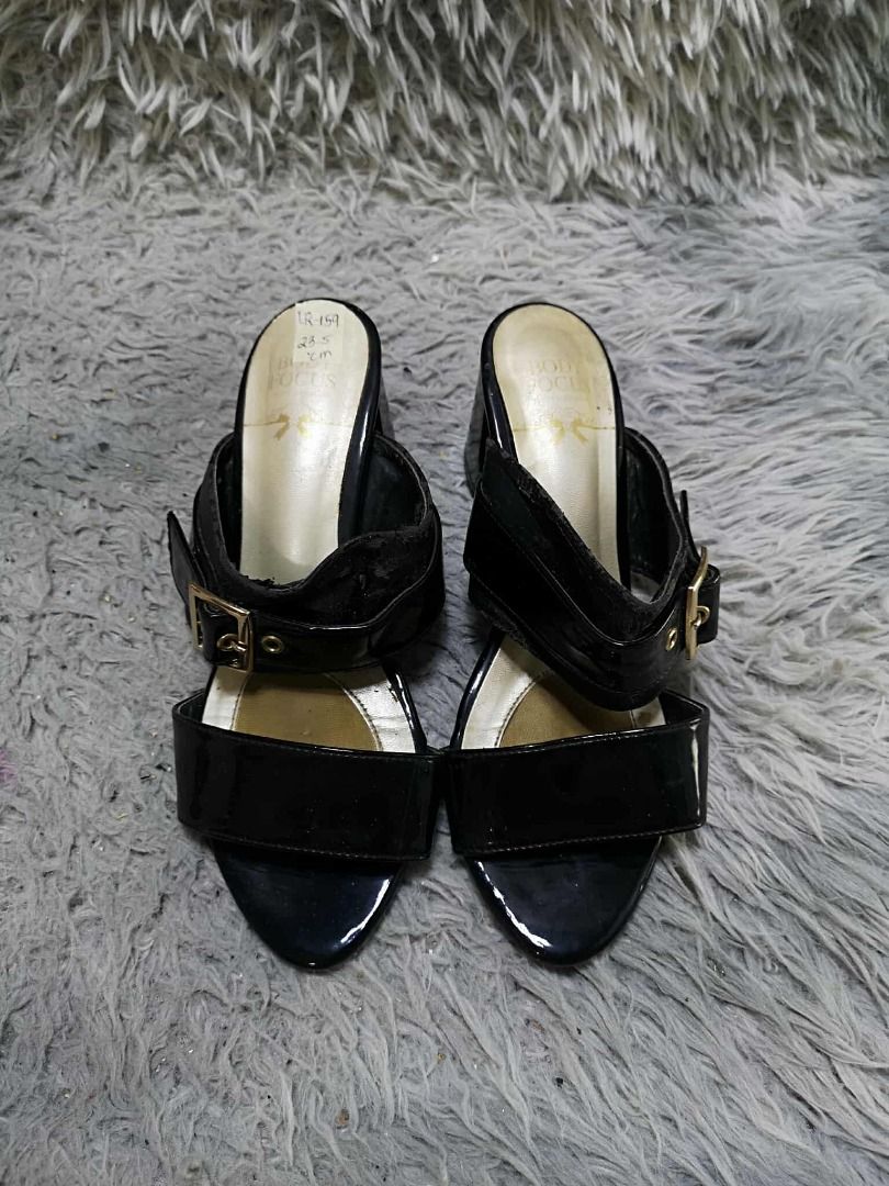 Wide Strap Accented Black Open Toe Heeled Mules (Category: Heels) located in Santa Cruz. Submitted by jmy_surplus.2 (Listing ID 1462089998, Image 1). Description: Size ; 23.5 cm Color ; Black Type ; Heels Brand ; No brand Material ; Leather Style ; Black leather Open Toe Heels LR 159 JMY 4 Batch #220.