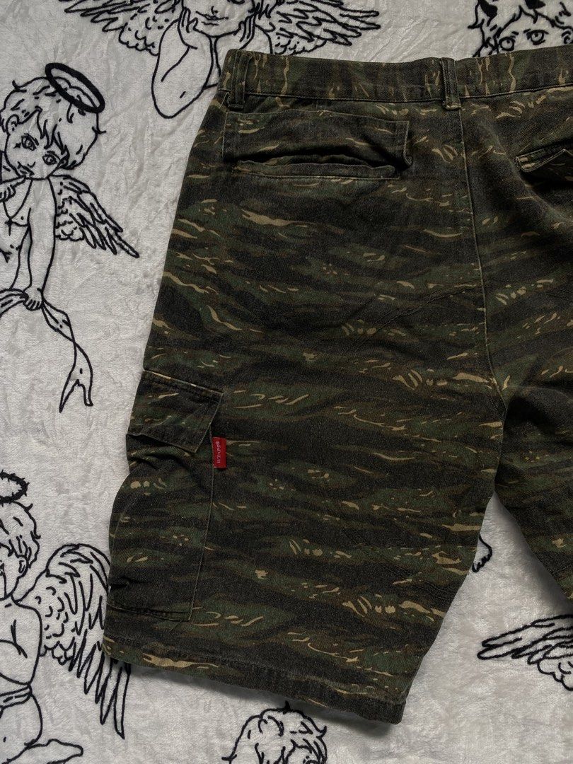 WTAPS Tiger Stripe Cargo Shorts XL (Category: Shorts) located in Cagwait. Submitted by roundsociety_ph (Listing ID 1462218536, Image 2). Description: - WTAPS Cargo Shorts - Tiger Stripe Camo Pattern - Size: XL - Multiple Pockets for Storage - Ideal for Casual Wear.