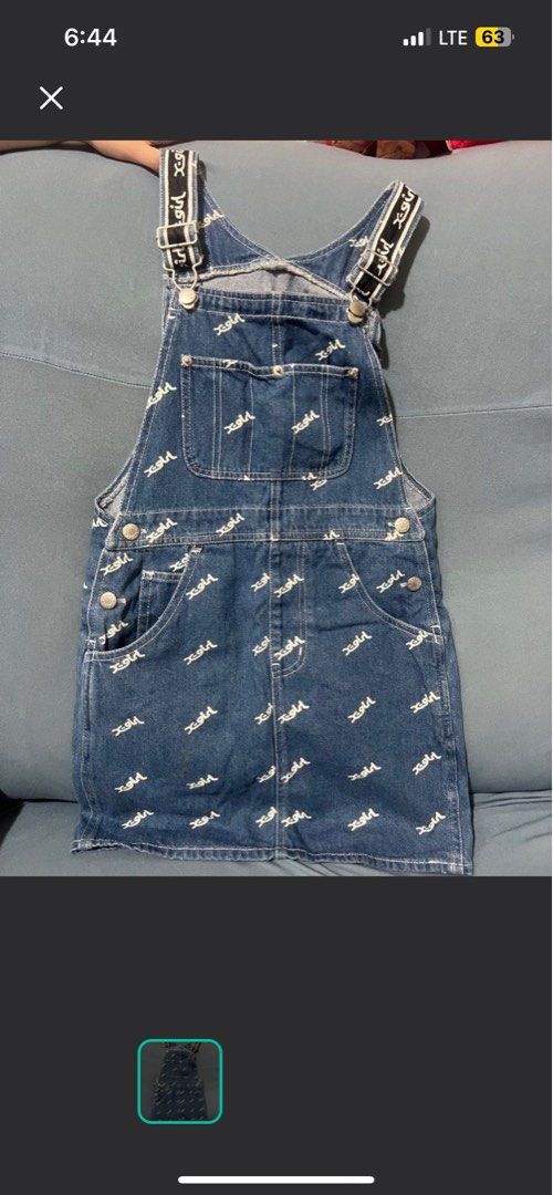 Xgirl stage 牛仔工人裙 size 120 Zara h&m gap （分類：嬰兒及小童流行時尚）位於 Hong Kong。 由 spoohspooh 提交（商品編號 1462142611，圖片 1）。簡介： X-girl 牛仔 Overall 裙，全身有 Logo 圖案。吊帶位有 X-girl 字樣。前面有兩個大口袋，後面都有。裙仔款，好可愛。適合夏天著，或者裡面襯件衫。 Size 120 Tsuen wan / lai chi kok / sf express。
