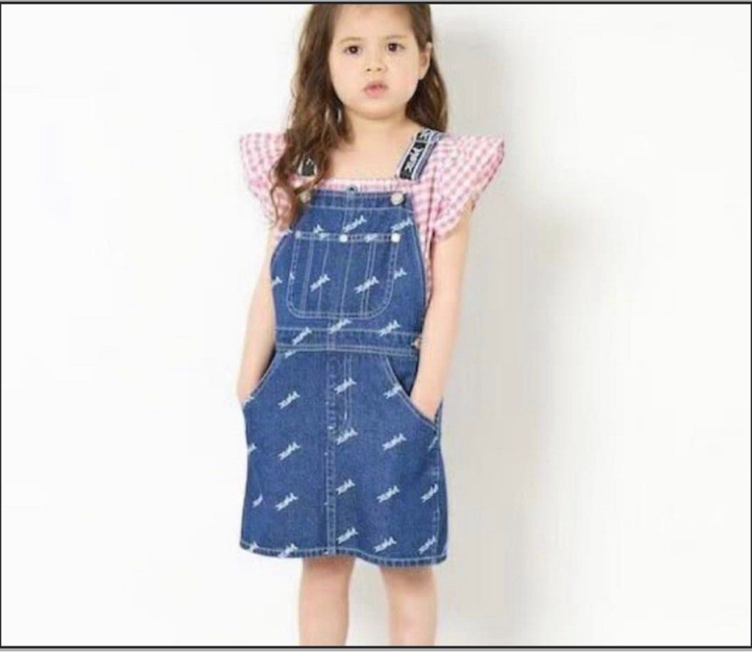 Xgirl stage 牛仔工人裙 size 120 Zara h&m gap （分類：嬰兒及小童流行時尚）位於 Hong Kong。 由 spoohspooh 提交（商品編號 1462142611，圖片 2）。簡介： X-girl 牛仔 Overall 裙，全身有 Logo 圖案。吊帶位有 X-girl 字樣。前面有兩個大口袋，後面都有。裙仔款，好可愛。適合夏天著，或者裡面襯件衫。 Size 120 Tsuen wan / lai chi kok / sf express。