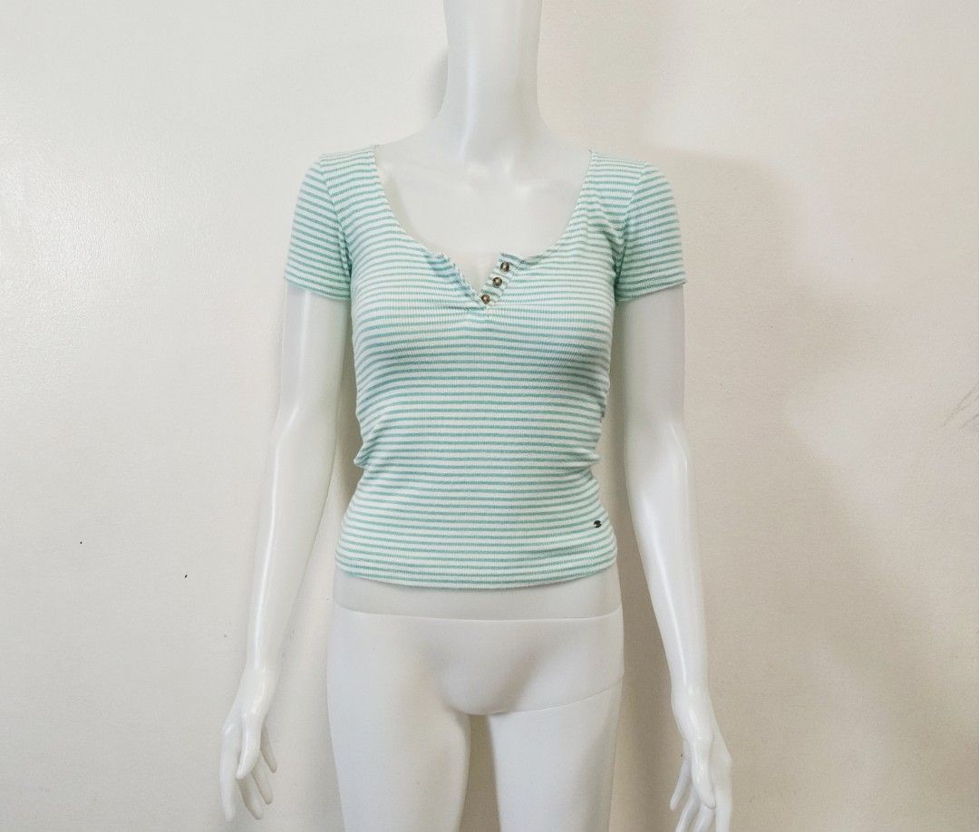 Y2k American eagle henley top (Category: Shirts) located in Pateros City. Submitted by blashjunks.y2k (Listing ID 1462244526, Image 1). Description: Y2K AMERICAN EAGLE HENLEY TOP SIZE XS ON TAG 350PHP MSG US.