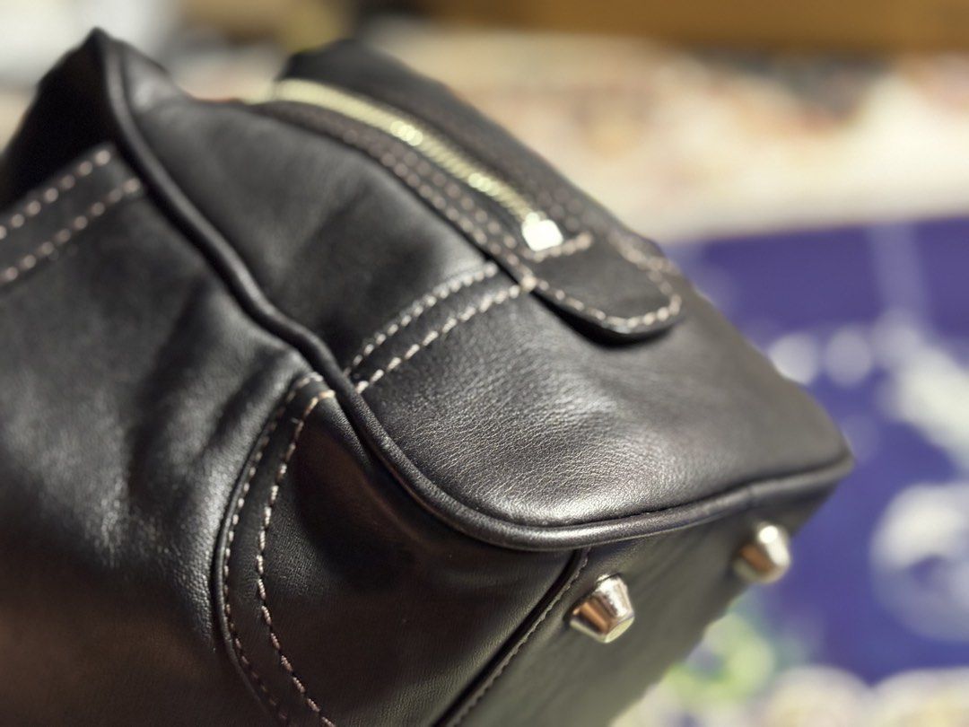 Y2K Coach Leather Shoulder Bag (Category: Shoulder Bags) located in Valenzuela. Submitted by telagram (Listing ID 1462099272, Image 3). Description: Check all the pics for issues Ask for other pics Length - 7 Depth - 3.25 Width - 12.