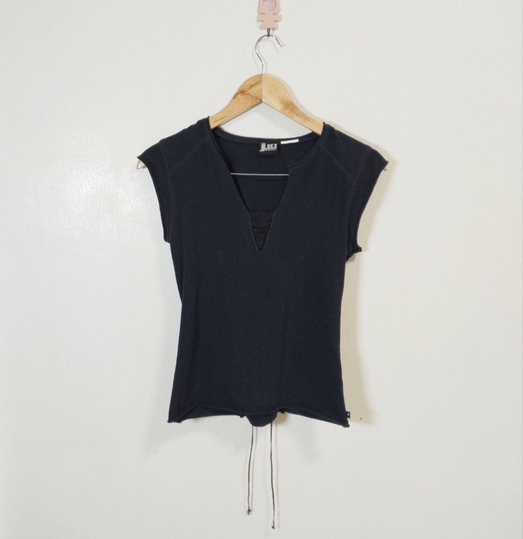 Y2k jennifer lopez top (Category: Blouses) located in Pateros City. Submitted by blashjunks.y2k (Listing ID 1462242267, Image 3). Description: Y2K JENNIFER LOPEZ TOP SIZE SMALL 20" LENGTH 15" WIDTH 650PHP MSG US.