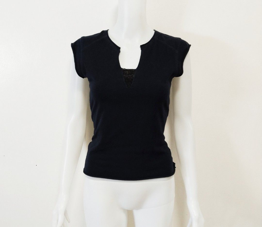 Y2k jennifer lopez top (Category: Blouses) located in Pateros City. Submitted by blashjunks.y2k (Listing ID 1462242267, Image 1). Description: Y2K JENNIFER LOPEZ TOP SIZE SMALL 20" LENGTH 15" WIDTH 650PHP MSG US.