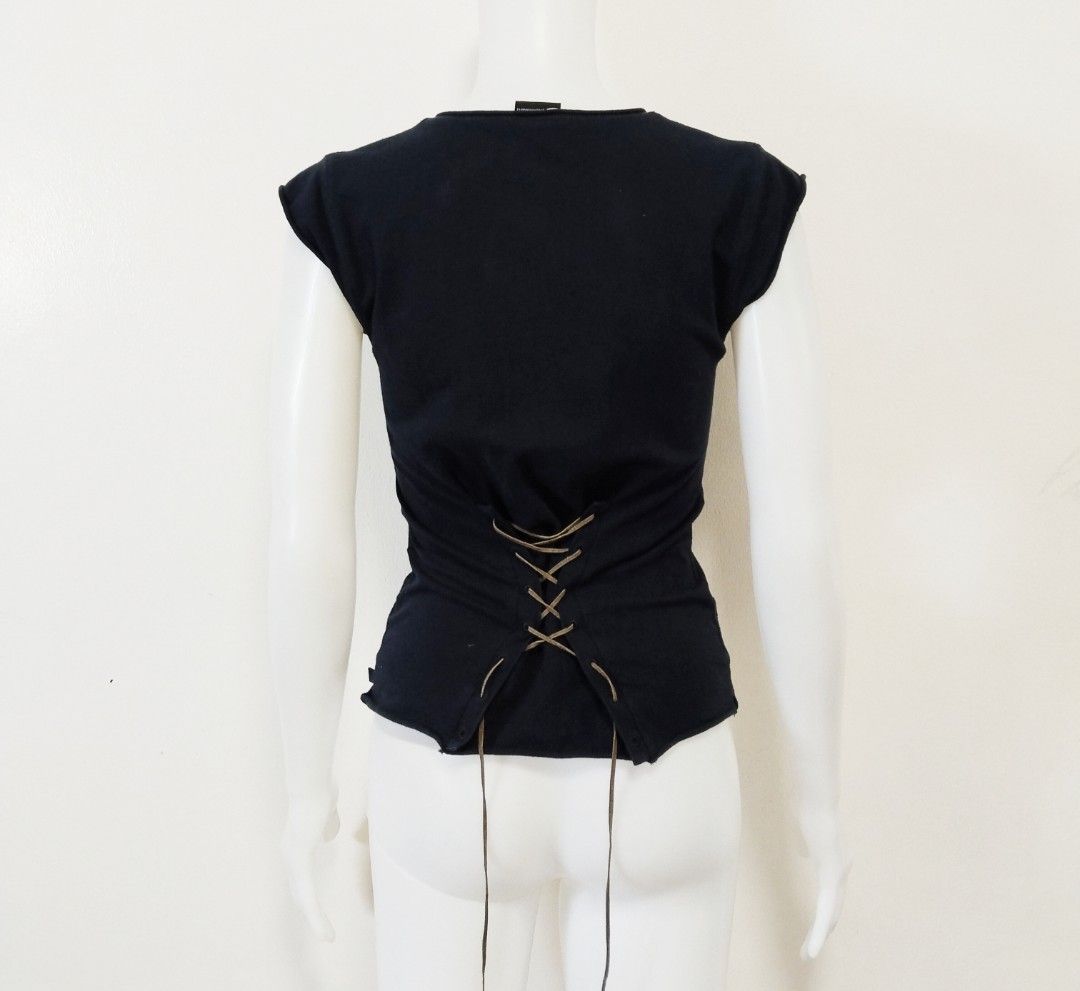 Y2k jennifer lopez top (Category: Blouses) located in Pateros City. Submitted by blashjunks.y2k (Listing ID 1462242267, Image 2). Description: Y2K JENNIFER LOPEZ TOP SIZE SMALL 20" LENGTH 15" WIDTH 650PHP MSG US.
