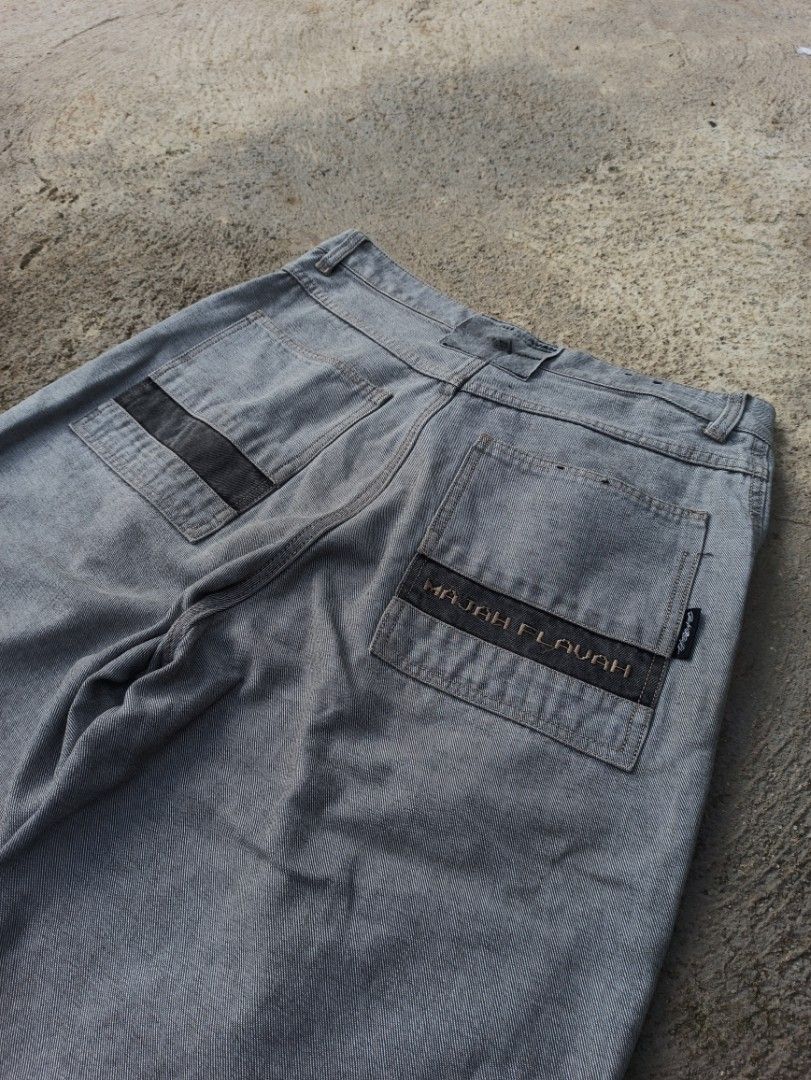 Y2K Majah Flavah Long Jorts (Category: Shorts) located in Baybay. Submitted by thrift_thrift_langg (Listing ID 1462256675, Image 2). Description: Y2K Majah Flavah Long Jorts W- 33 L- 29.5 Thigh- 14 Hem- 11 Issue: Need Wash (Not so visible stain, di masyado kita sa cam) Very Good Condition.