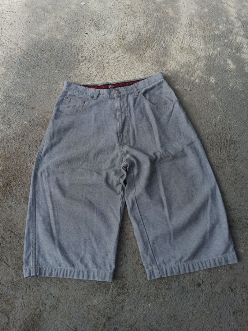 Y2K Majah Flavah Long Jorts (Category: Shorts) located in Baybay. Submitted by thrift_thrift_langg (Listing ID 1462256675, Image 3). Description: Y2K Majah Flavah Long Jorts W- 33 L- 29.5 Thigh- 14 Hem- 11 Issue: Need Wash (Not so visible stain, di masyado kita sa cam) Very Good Condition.