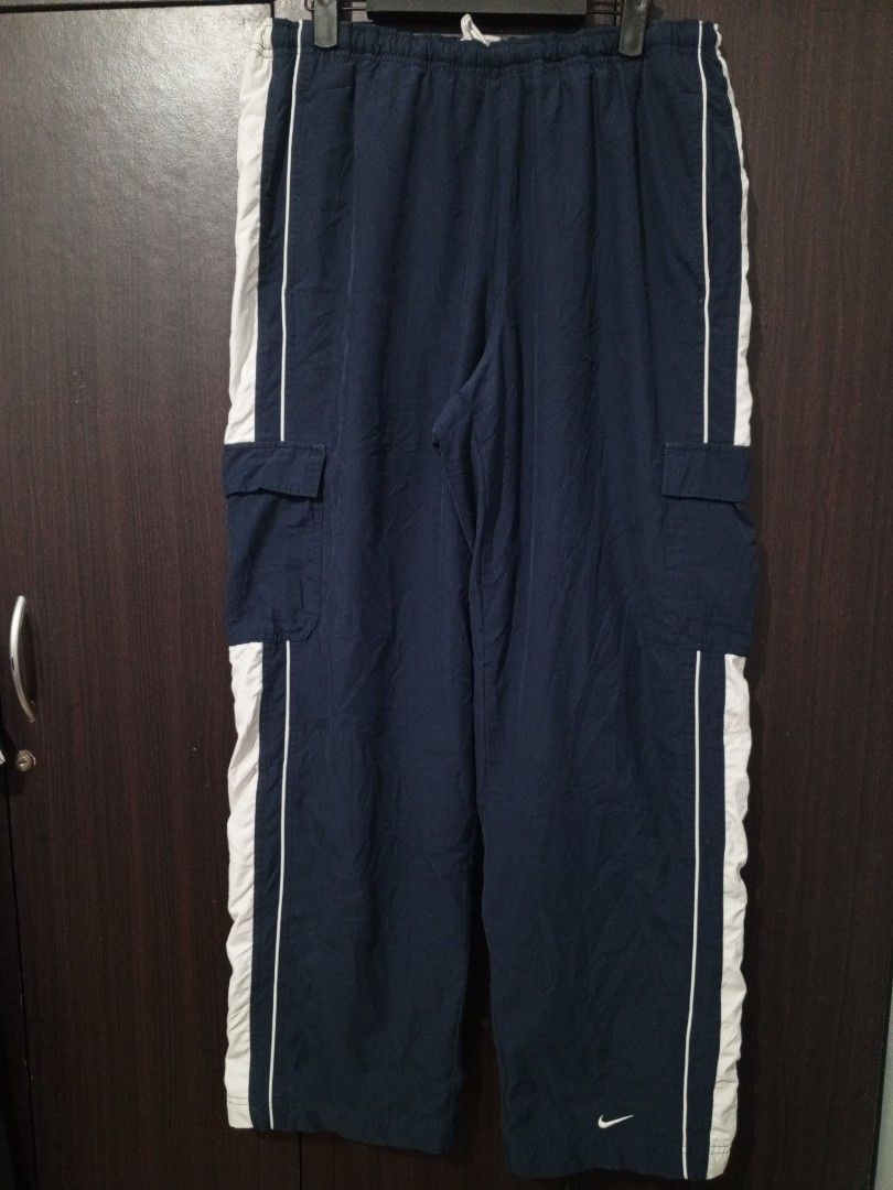 Y2k Nike Cargo Trackpants (Category: Joggers) located in Santa Maria. Submitted by paulo-garcia21 (Listing ID 1462136369, Image 1). Description: large 32 to 36 by 41 hem 9.5 L.O 14 inseam 30 very good Condition no flaws.