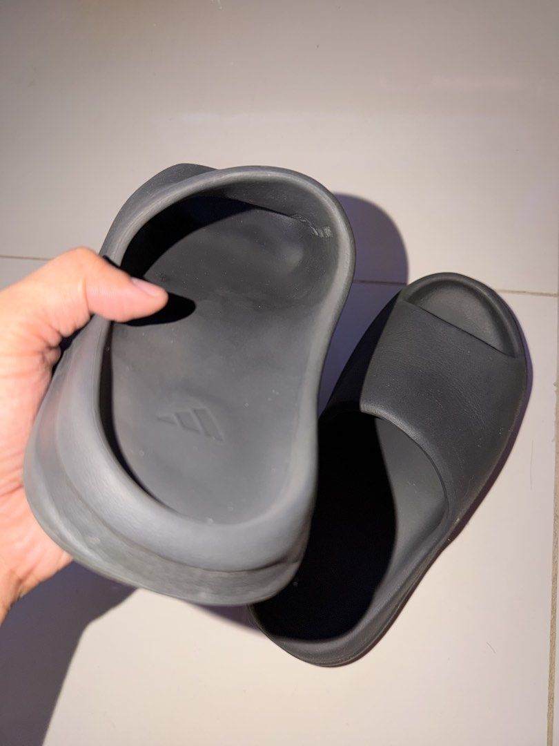 Yeezy slide onyx (Category: Slippers & Slides) located in Manila. Submitted by iamrameen (Listing ID 1462213105, Image 2). Description: I'm selling yeezy slide Onyxx 3 times lang na suot From us No box Rfs: hindi kasya .