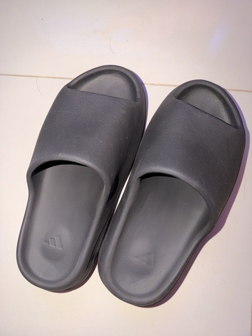 Yeezy slide onyx (Category: Slippers & Slides) located in Manila. Submitted by iamrameen (Listing ID 1462213105, Image 3). Description: I'm selling yeezy slide Onyxx 3 times lang na suot From us No box Rfs: hindi kasya .