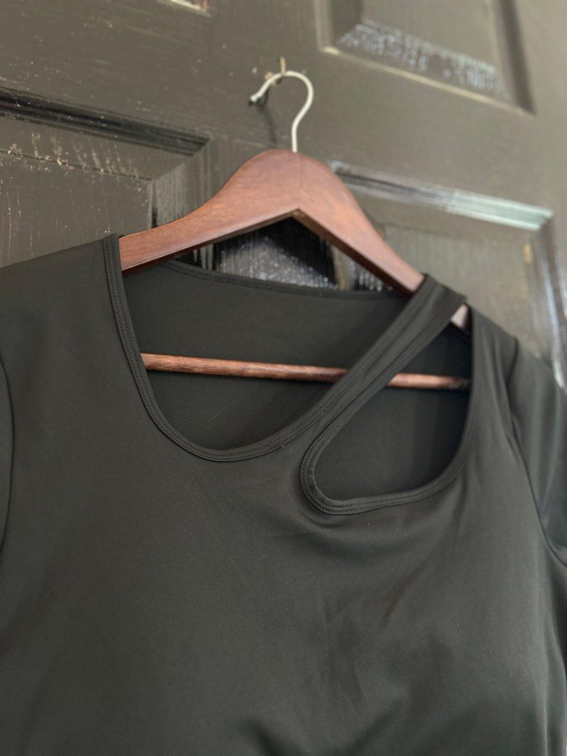 Yoga/running black crop padded (Category: Activewear) located in Las Pinas. Submitted by kukayskabinet (Listing ID 1462124009, Image 2). Description: 📌last price posted 📌no haggling, (TAWAD ) items are already on sale 📌 items posted are either brand new or pre-loved 📌 manage your expectations and buy at your own risk. .