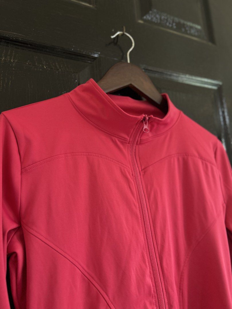 Yoga/running long sleeves (Category: Activewear) located in Las Pinas. Submitted by kukayskabinet (Listing ID 1462124214, Image 2). Description: 📌last price posted 📌no haggling, (TAWAD ) items are already on sale 📌 items posted are either brand new or pre-loved 📌 manage your expectations and buy at your own risk. .