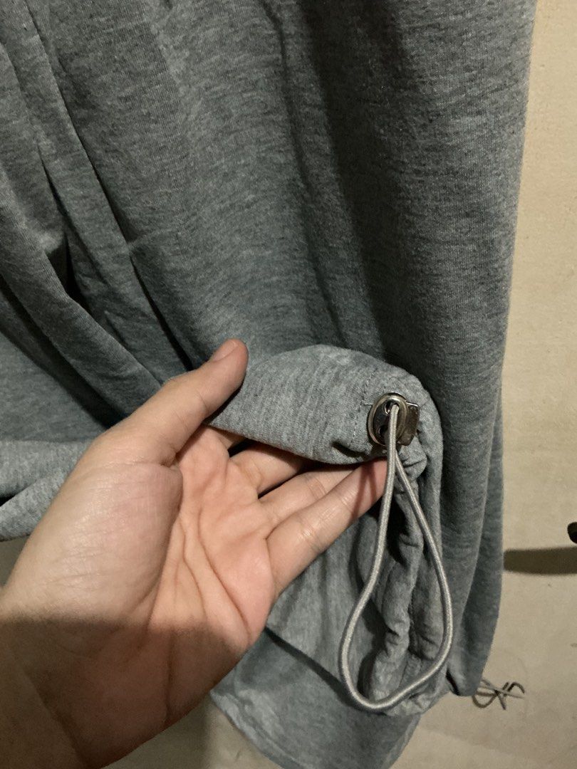 YOZY 2 WAY GRAY SWEAT PANTS (Category: Other Bottoms) located in Dagupan City. Submitted by trendies_collection (Listing ID 1462121782, Image 3). Description: Brand new with pouch and hang tag Medium on tag, 28-34 inches waistline Adjustable tali sa waist No issue.