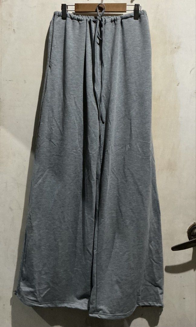 YOZY 2 WAY GRAY SWEAT PANTS (Category: Other Bottoms) located in Dagupan City. Submitted by trendies_collection (Listing ID 1462121782, Image 2). Description: Brand new with pouch and hang tag Medium on tag, 28-34 inches waistline Adjustable tali sa waist No issue.