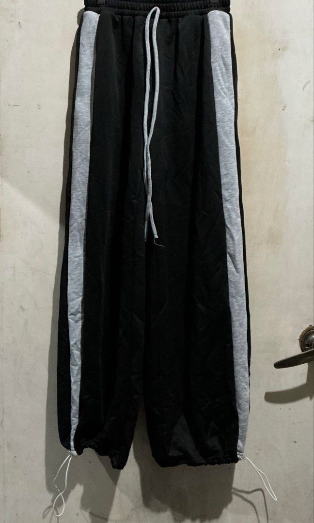 YOZY 2 WAY SWEAT PANTS (Category: Other Bottoms) located in Dagupan City. Submitted by trendies_collection (Listing ID 1462079522, Image 2). Description: Brand new with pouch and hang tag Small on tag, 27-30 inches waistline Adjustable tali sa baba, pwede maging jogger or wide leg pants No issue.
