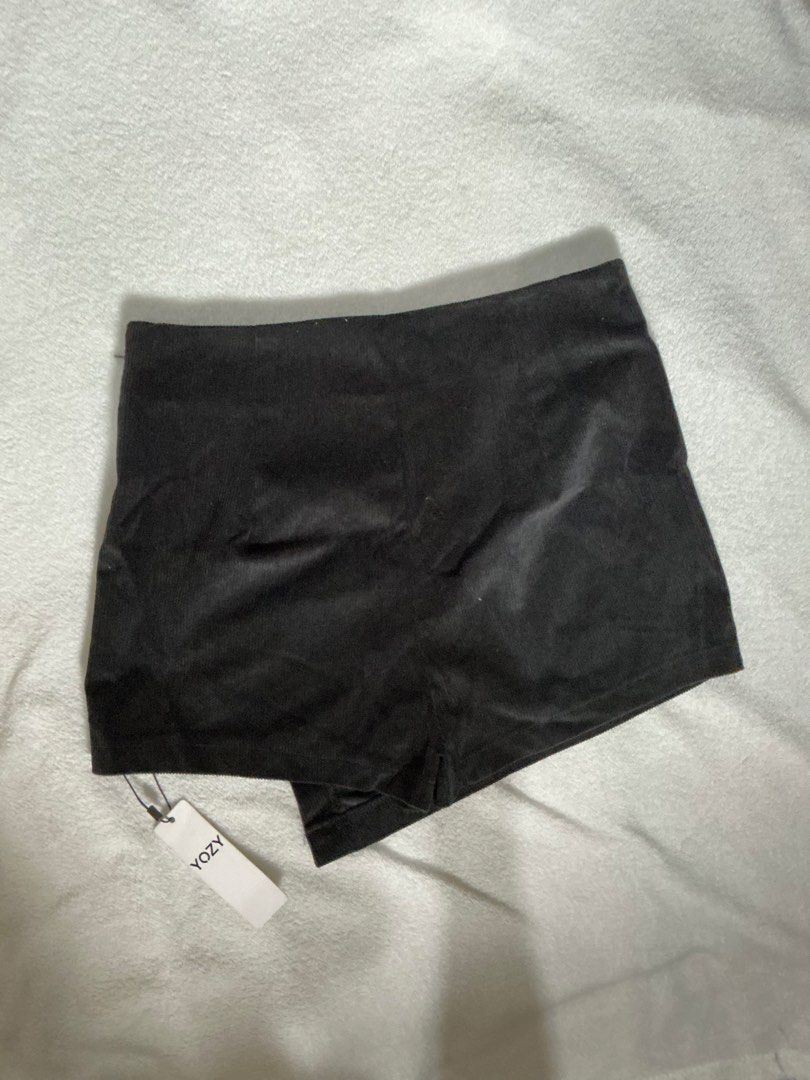 YOZY SKORT (Category: Shorts) located in Dagupan City. Submitted by trendies_collection (Listing ID 1462070262, Image 3). Description: Brand new with pouch and hang tag Medium on tag, 29-30 inches waist line No issue.