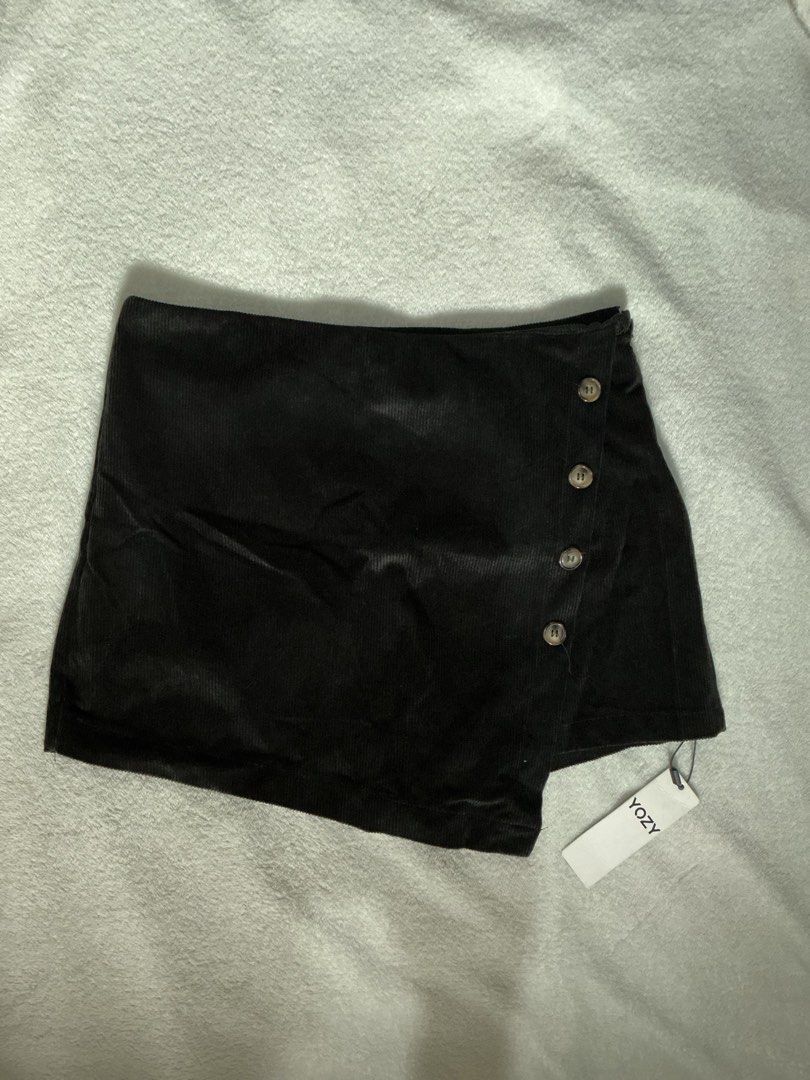 YOZY SKORT (Category: Shorts) located in Dagupan City. Submitted by trendies_collection (Listing ID 1462070262, Image 2). Description: Brand new with pouch and hang tag Medium on tag, 29-30 inches waist line No issue.