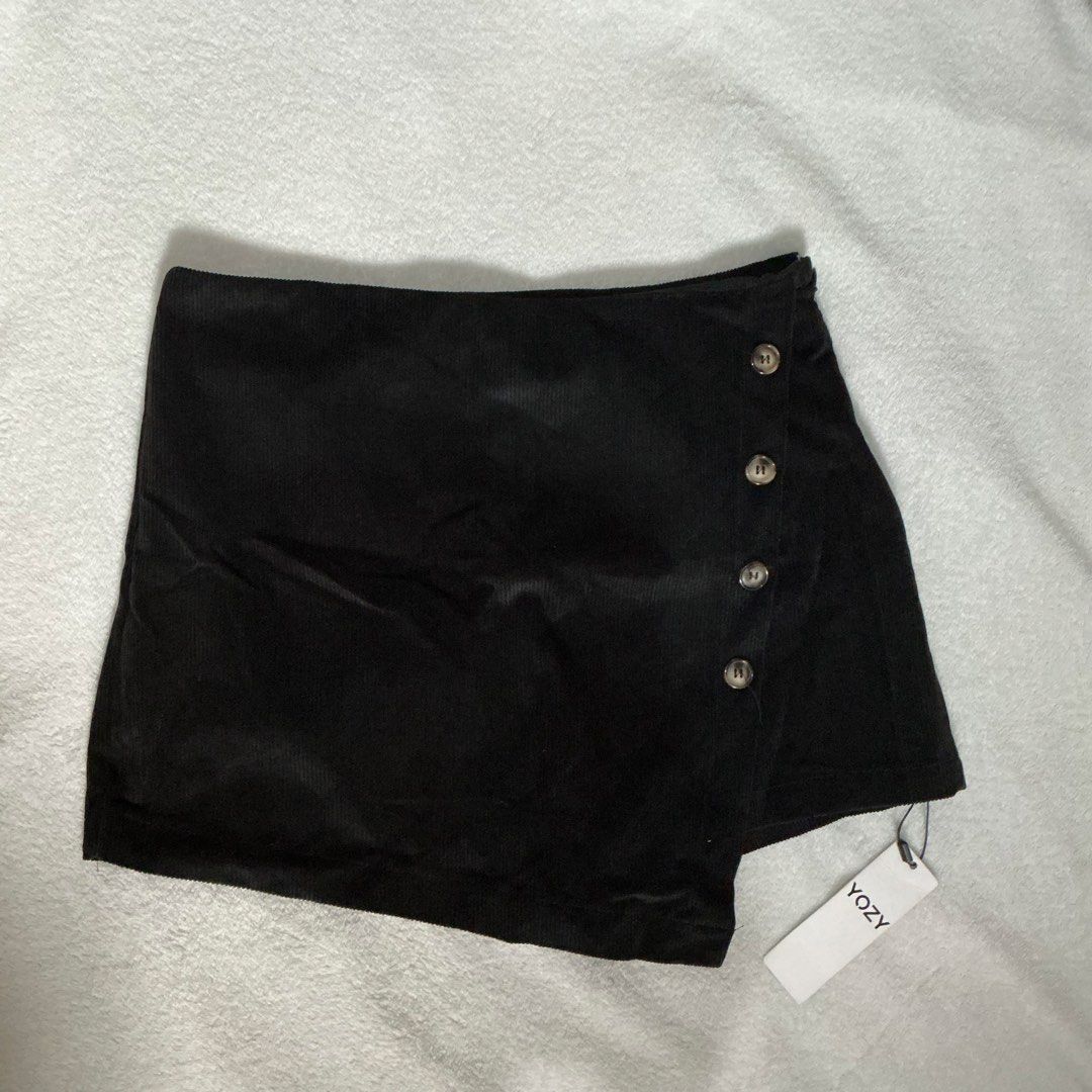 YOZY SKORT (Category: Shorts) located in Dagupan City. Submitted by trendies_collection (Listing ID 1462070262, Image 1). Description: Brand new with pouch and hang tag Medium on tag, 29-30 inches waist line No issue.