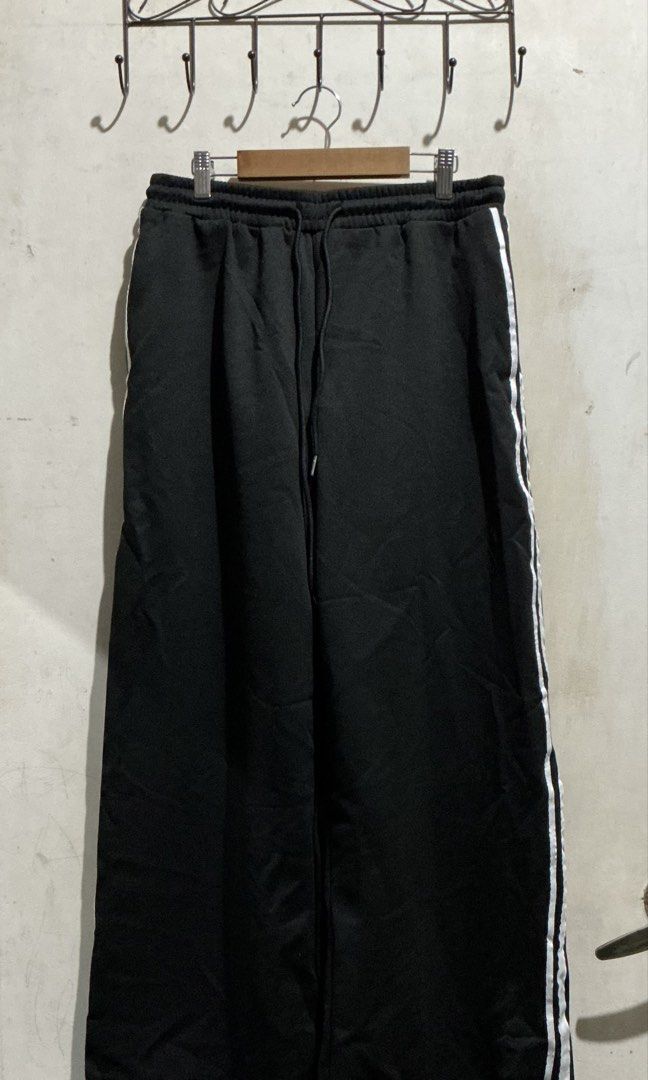 YOZY WIDELEG SWEAT PANTS (Category: Other Bottoms) located in Dagupan City. Submitted by trendies_collection (Listing ID 1462123955, Image 1). Description: Brand new with pouch and hang tag Large on tag, 29-33 inches waistline Makapal tela No issue.