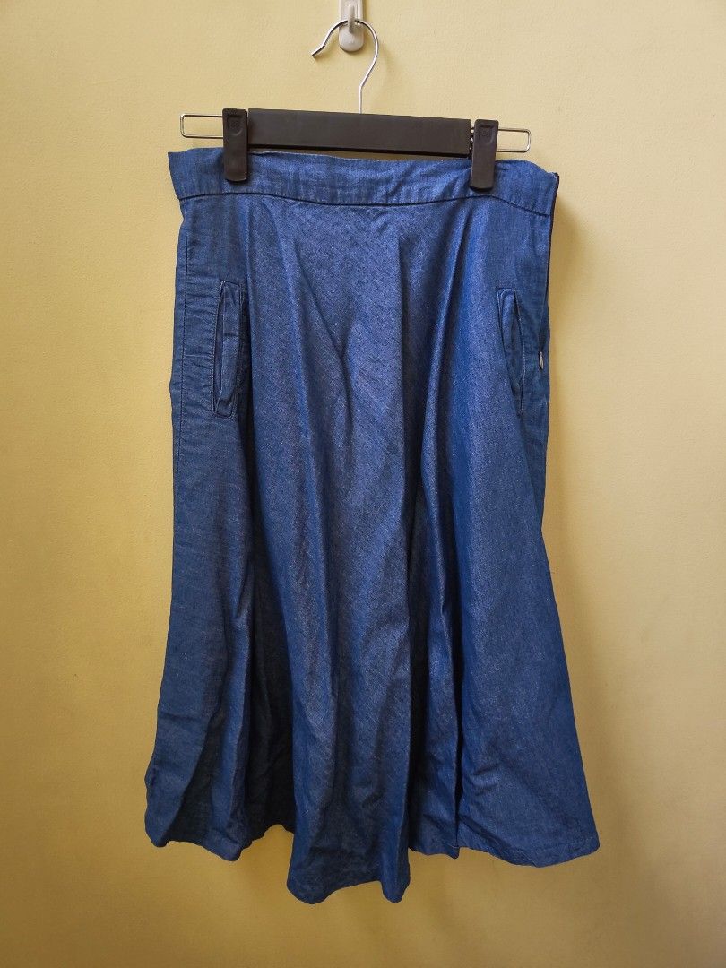 Zara Basic Denim Skirt - Size L (Category: Skirts) located in Quezon City. Submitted by teleh.reyes (Listing ID 1462066245, Image 1). Description: - Zara Basic blue denim skirt - Features front pockets - Side zipper closure - Made in Bangladesh - Ideal for casual wear.