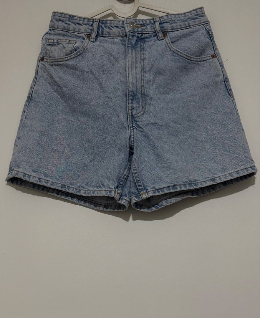 Zara Bermuda Mom's Denim Short (Category: Shorts) located in Naga. Submitted by tiindahunts (Listing ID 1462227262, Image 2). Description: From Hongkong box!.